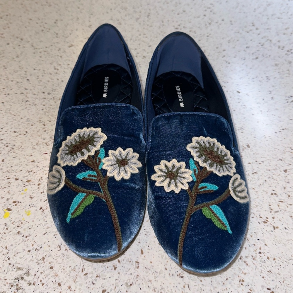 Birdies navy velvet loafer. Sz 9.5. Embroidered